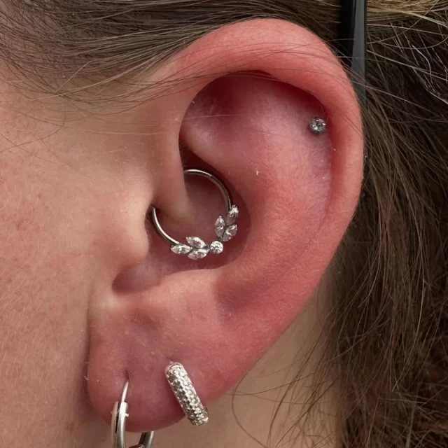 Sparkle in the daith ✨

This 6 Marquise CZ with a centre round CZ fits like it was made for this piercing — balanced and brilliant.

💎 Six marquise cuts + one round CZ for a bold, elegant cluster
⚡️ Designed for a perfect daith fit — comfort meets style
🔒 Titanium setting for safe, long-term wear
✨ Maximum sparkle with a clean, polished finish

Proof that the right piece doesn’t just fill a space — it transforms it.

* We are located inside 📍 @jadedink_ 
* Call or WhatsApp us on📱 084-600-5263
* Find us on 💻 www.modifiedmonkey.co.za

#daith #daithpiercing #piercing #pierced #marquise #cz #czjewellery #balanced #brilliant #transforms #six #modifiedmonkey #modmonkey #jadedink
