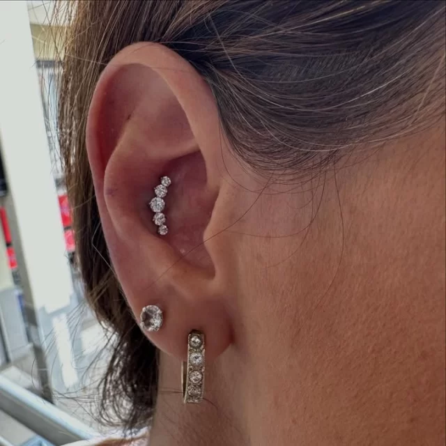 Soft sparkle with serious impact 💎✨

This conch is rocking our 5-Blaze CZ top — a radiant, multi-stone cluster that curves perfectly with the natural shape of the ear.
Clean, bright, and beautifully balanced.

💎 ASTM F-136 titanium
✨ 5-Blaze CZ cluster
⚡ Smooth, precise placement
🐒 Professional piercing by @dwane_oelofse 

Some piercings whisper… this one shines.

 • We are located inside 📍 @jadedink_ 
 • Call or WhatsApp us on 📱 084-600-5263
 • Find us on 💻 www.modifiedmonkey.co.za

#conchpiercing #titaniumjewellery #blaze #titanium #piercingstudio #luxurypiercing #earpiercing #sparkle #modmonkey #modifiedmonkey #jadedink #precisionplacement #joburgpiercer