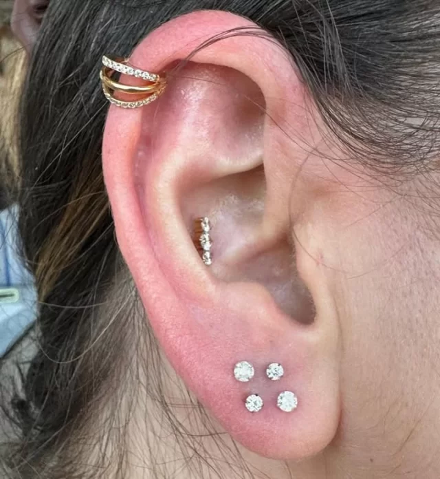 ✨ Luxe symmetry with a little extra sparkle ✨

We built @nixynix89 right ear around balance, shine, and those soft gold tones that just hit differently.

✨ Fresh piercings:
We added two new lobes between the traditional 2nd & 3rd positions — both fitted with our 3mm Gold PVD prong-set CZ tops for that bright “diamond-drop” look. 💎

💛 Conch update:
Pierced 4 weeks ago and healing beautifully with our Gold PVD 3-Blaze CZ top — still a studio favourite for a reason. 😍

⚡ Helix glow-up:
Swapped her healed helix to our Gold PVD 3-Fan Out Paved segment ring, bringing that elegant curve and subtle shimmer to the upper ear. 🌟

All pieces are implant-grade, hypoallergenic, and chosen to create a soft, cohesive golden ear story.

📍 Based Inside @jadedink_ 
📱 WhatsApp us 084-600-5263
💻 Find us on www.modifiedmonkey.co.za

#earpiercing #earcuration #goldpvd #titaniumjewellery #helixpiercing #conchpiercing #lobeupgrade #sparkle #czjewellery #modmonkey #modifiedmonkey #jadedink