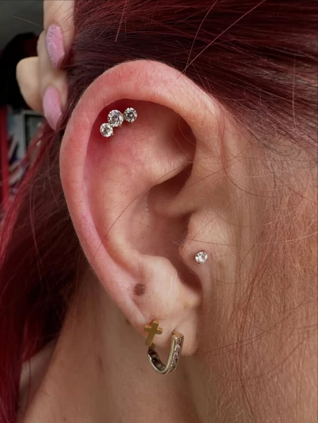 ✨ Soft sparkle, bold placement ✨

Two fresh piercings, carefully curated to suit our clients ear and her style.

• Helix piercing finished with our ever-popular 3 Blaze CZ top
• Conch piercing paired with a matching 3 Blaze CZ top
• Both pieces in Gold PVD, chosen to complement her red tones beautifully
• Healed tragus featuring a classic 2.5 mm clear CZ top

Clean lines, balanced sparkle, and jewellery that actually belongs on the ear — not just in it.

• We are located inside 📍 @jadedink_ 
• Call or WhatsApp 📱 084 600 5263
• Book online 💻 www.modifiedmonkey.co.za

#ModifiedMonkey
#HelixPiercing
#ConchPiercing
#GoldPVD
#EarCuration