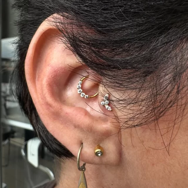 ✨When a fresh piercing meets the perfect upgrade 💛

This ear features a clean jewellery change paired with a brand-new piercing — both finished in our ever-growing Gold PVD range.

✨ Daith — upgraded to our Celeste CZ Segment Ring, one of our newest Gold PVD additions, delivering a smooth, high-shine finish with serious sparkle.
✨ Tragus — freshly pierced and finished with our delicate Fairy top, adding softness and balance to the overall curation.

Thoughtful placement. Premium materials. Timeless sparkle.

📍 Located inside @jadedink_ 
📱 WhatsApp 084 600 5263
💻 www.modifiedmonkey.co.za

#modifiedmonkey 
#goldpvd 
#daithpiercing 
#traguspiercing 
#earcuration