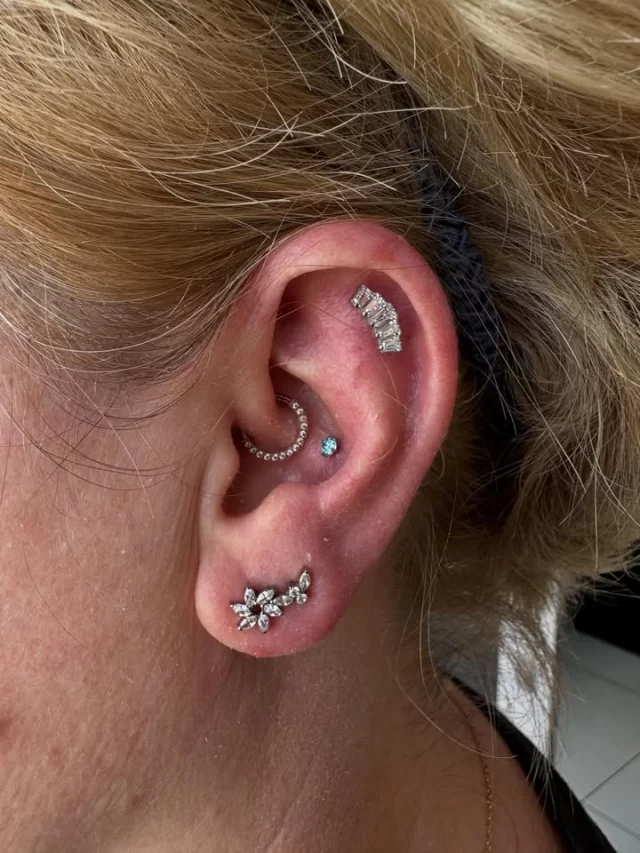 ✨Refined upgrades, intentional sparkle ✨

Cindy came in for a full jewellery refresh on her left ear — each piece chosen to flow, balance, and elevate her existing piercings beautifully.

✨ 1st lobe: Petal Halo — marquise CZs arranged in a soft floral silhouette
💎 2nd lobe: Celestial Sprite — double round CZ framed by marquise accents
🔹 Conch: 3mm Aqua CZ top — a subtle pop of colour with crisp brilliance
✨ Flat: Stellar Crest — baguette cluster with a clean, architectural finish
💛 Daith: Aurora Arc — Gold PVD front-facing CZ segment ring, smooth and luminous

Thoughtful upgrades like this are all about cohesion — letting each piece shine while still working as part of a curated ear.

📍 Located inside @jadedink_ 
📱 WhatsApp 084 600 5263
💻 www.modifiedmonkey.co.za

#modifiedmonkey 
#curatedear 
#titaniumpiercing 
#goldpvdjewellery 
#pierceitflauntit