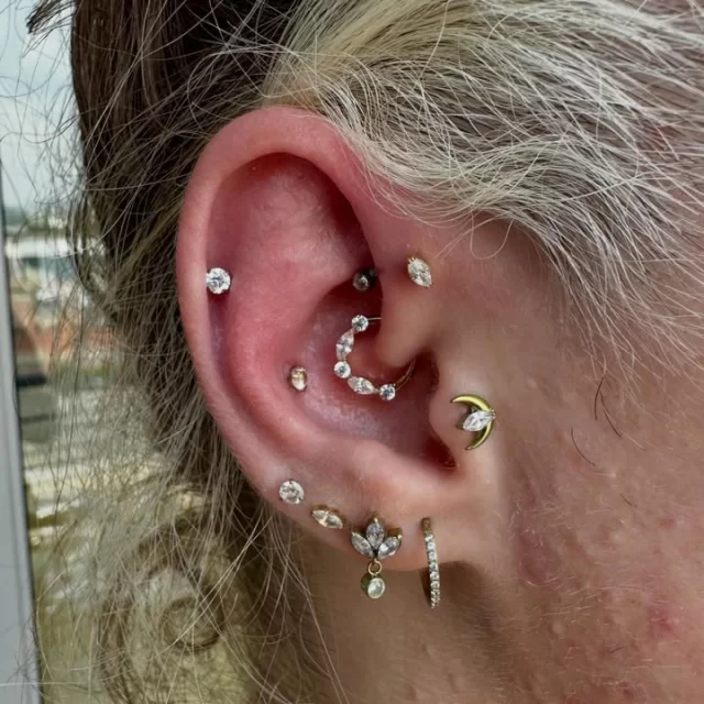 Full refresh. One fresh addition. ✨

@tannah.leigh came in for a complete jewellery upgrade — plus a brand new forward helix to finish the curation.

✨ 1st lobe: Eternity Arc
💎 2nd lobe: Celestial Drop
🔹 3rd lobe: Marquise Muse
🔹 4th lobe / Helix rim / Conch: 3mm Prong Set CZ Tops
🌙 Tragus: Luna Crest
✨ Forward helix (fresh): Marquise Muse
🔥 Daith: Solar Orbit

Gold PVD warmth. Clean CZ brilliance. Intentional placement from top to bottom.

📍 Located inside @jadedink_ 
📱 WhatsApp 084 600 5263
💻 www.modifiedmonkey.co.za

#modifiedmonkey 
#curatedear 
#goldpvdjewellery 
#forwardhelix 
#pierceitflauntit