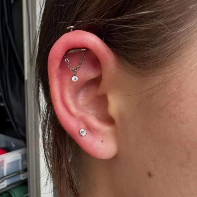 Clean placement. Subtle movement. ✨

A fresh setup designed around how our client actually wears her jewellery.

We placed a high second lobe (traditional third position) to allow space for larger statement pieces in the first hole — keeping everything balanced and wearable.

To finish it off, we added a helix rim piercing with a touch of movement.

• High Lobe (3rd placement) – 3mm prong set CZ top
• Helix Rim – Lunar Drop curved top with CZ dangle
• Implant grade titanium jewellery

Every placement is carefully considered to suit both anatomy and personal style.

📍 Modified Monkey – @jadedink_ 
📲 WhatsApp: 084 600 5263
🌐 www.modifiedmonkey.co.za

Pierce it. Flaunt it.

#modifiedmonkey 
#helixpiercing 
#lobepiercing 
#titaniumjewellery 
#bodypiercing