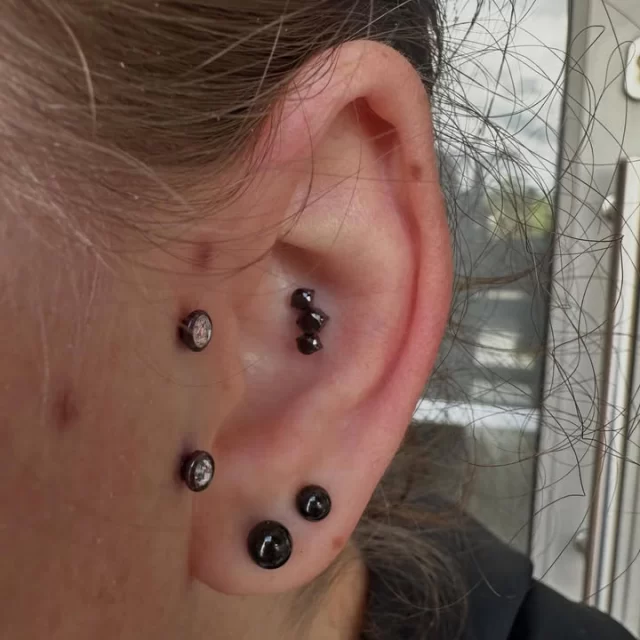 Clean lines. Effortless detail. 🖤

A surface tragus paired with a conch for @xaviacosani — placed with precision and finished with a custom anodised touch.

Both pieces were anodised in-house to a deep eggplant hue, giving a subtle colour shift depending on the light.

• Surface Tragus – 12mm staple bar with 4mm CZ ends
• Conch – 3 Blaze black CZ top
• Implant grade titanium, anodised in-house

Designed to suit the anatomy and sit comfortably from day one.

📍 Modified Monkey – @jadedink_ 
📲 WhatsApp: 084 600 5263
🌐 www.modifiedmonkey.co.za

Pierce it. Flaunt it.

#modifiedmonkey 
#surfacepiercing 
#conchpiercing 
#titaniumjewellery 
#bodypiercing