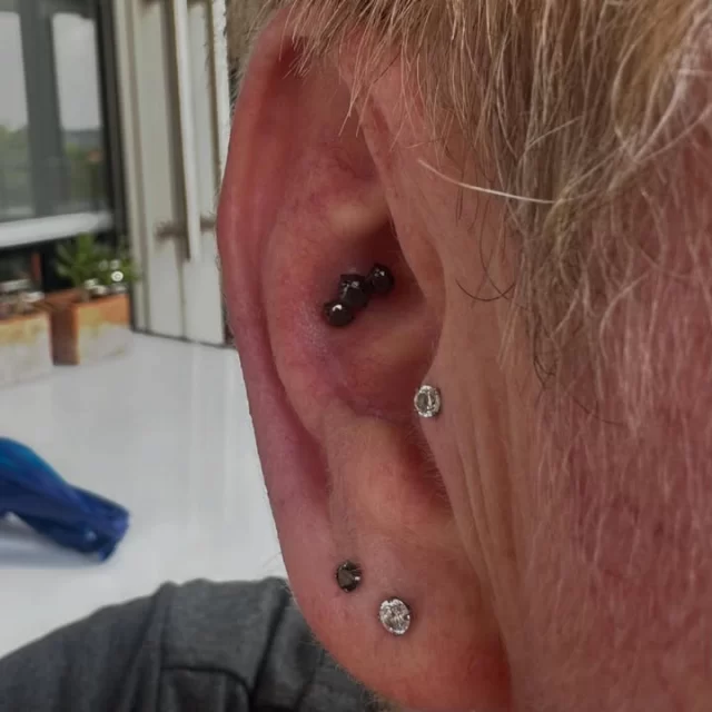 Clean, considered, and built around the anatomy ✨

@tanyahamse conch wasn’t suited for a traditional placement — so we worked slightly higher to make it sit just right.

• Custom conch placement
• 3 Blaze — Black CZ (Eggplant anodised)
• Implant-grade titanium (ASTM F-136)
• Precision placement for long-term comfort & healing

Not every ear plays by the rules… so we don’t either 😉

📍 We are located inside @jadedink_ 
📲 Call/WhatsApp: 084 600 5263
🌐 www.modifiedmonkey.co.za

#conchpiercing 
#bodypiercing 
#titaniumjewellery 
#piercingstudio 
#earpiercing