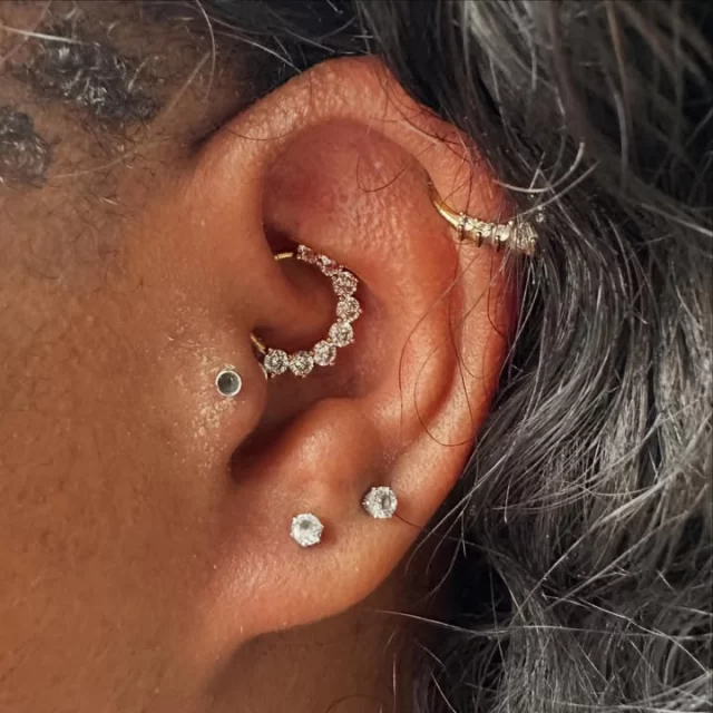 Same jewellery.
Opposite ears.
Twin energy. 👯 ✨ 

These twins both chose matching daith piercings featuring our Gold PVD Crown Halo Clickers — one on the left, one on the right.

Individual moments first…
then the twin reveal 🖤😍

Pierced using implant-grade titanium jewellery only 🖤

📍 Modified Monkey inside @jadedink_ 
📲 WhatsApp: 084 600 5263
🌐 www.modifiedmonkey.co.za

#daithpiercing 
#modifiedmonkey 
#goldpvd 
#earpiercing 
#bodypiercing